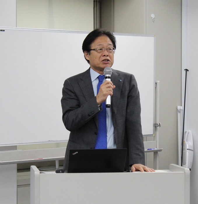 　記者発表で挨拶する、スターツコーポレーション株式会社 取締役副会長 関戸博高氏