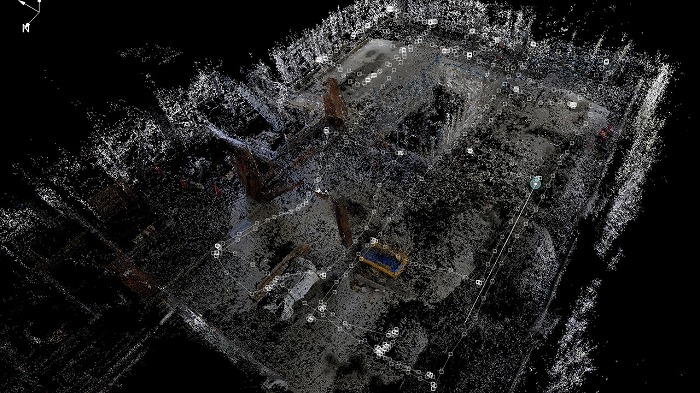 　ドローンの画像から生成され、3D空間に配置された飛行軌跡と撮影点（by KnowledgeMap4D）
　Ⓒ大林組