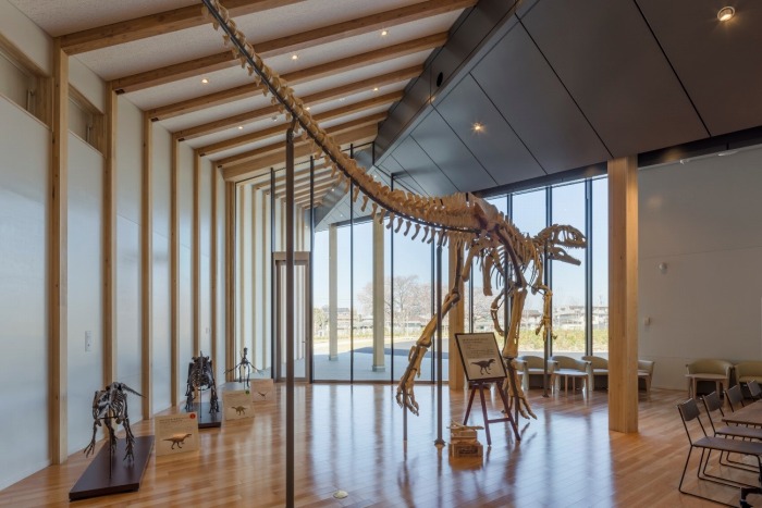 　ロングテールといえば恐竜の尻尾。写真はICIラボの木製フクイラプトル骨格標本。「Dinosaur
　of Digital fabrication」というタイトルで第23回木材活用コンクール部門賞を戴きました。