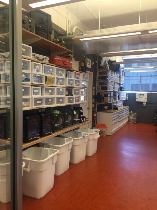 　　　　CCAの新しくできたHybrid Lab。壁にはさまざまな工作器具や電子デバイスが並ぶ。