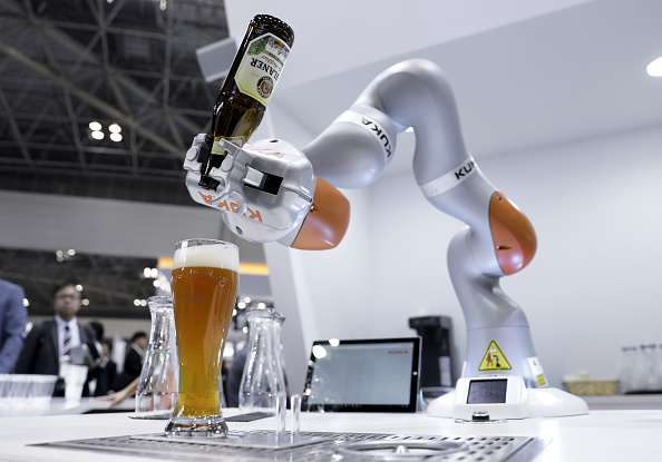 　 慣れた手つきでビールを注ぐiiwa（2017国際ロボット展）
　 ⒸTomohiro Ohsumi / Getty Images News / Getty Images