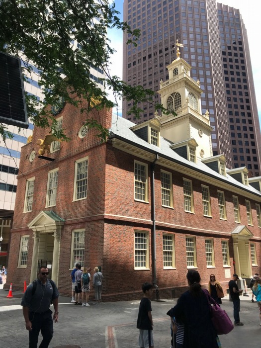 　　　　ボストンにある旧マサチューセッツ州会議事堂。小さいが１７１３年にマサチュー
　　　　セッツ湾植民地に出来たアメリカ最古の役場であり、1776年に独立宣言が読み上げ
　　　　られた場所でもある