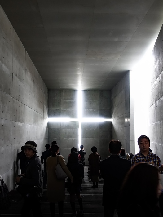 　　　　安藤忠雄建築展「挑戦」に展示されている「光の教会」の1/1模型。これを目の前
　　　　にすると、多くの人が、ニセモノと本物の境界について考え始める。