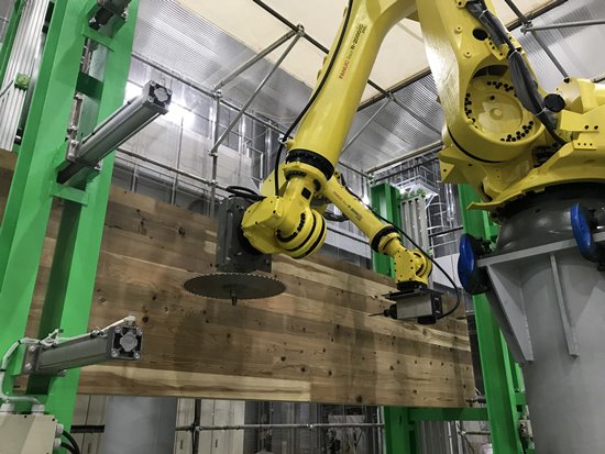 　　　構造材の自動加工をする2台のロボット1
