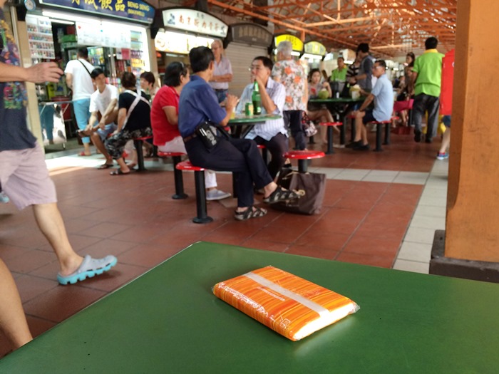 　実空間でのスペース確保の事例。シンガポールのフードセンターではポケットティッシュなどで
　席を取りおくことができる。Chope（チョップ）という動詞にまでなっているが、シンガポール
　でしか通じない。