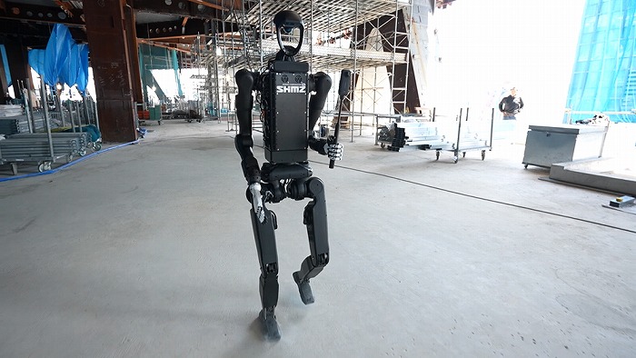 現場内を巡回するヒューマノイドロボット Ⓒ清水建設