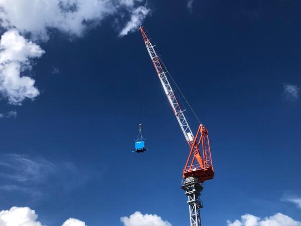 　タワークレーン3次元自動誘導用のデータ取りを実施している状況　Ⓒ戸田建設