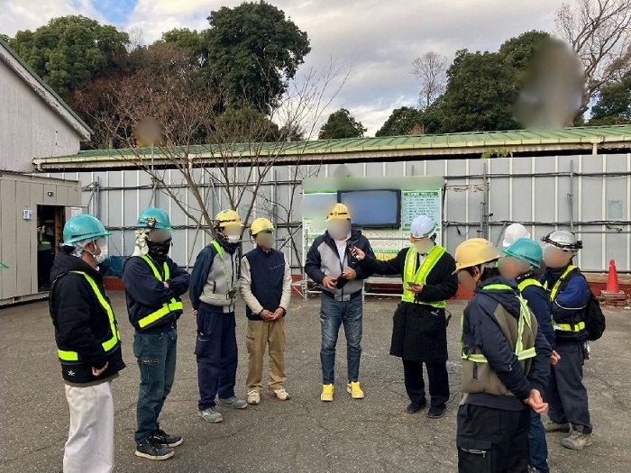 「危険予知活動」を行っている際の写真 Ⓒ東急建設