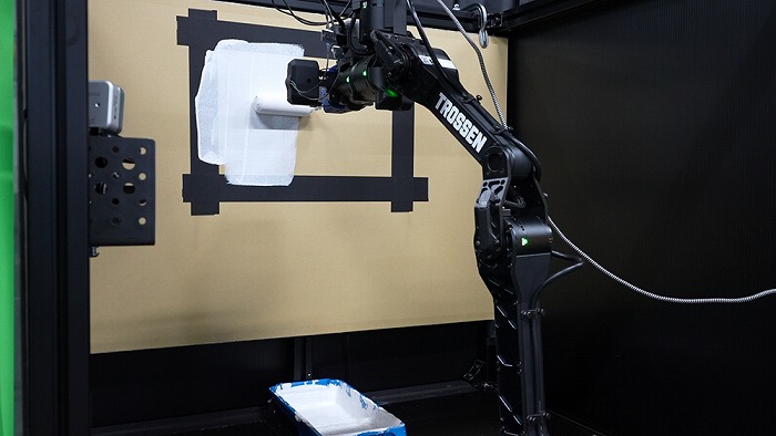 ロボットアームによる塗装作業 Ⓒ清水建設