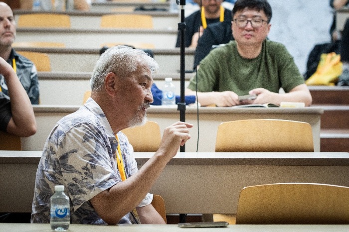 　CAADRIA 2026 にて、発表者へ質問をされる池田靖史氏