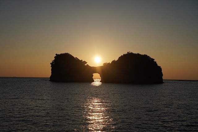 　白浜の円月島