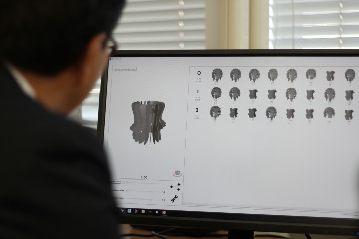 　ユーザーによって自らの好みにデザインされたランプシェードは、レーザーカッターを使って
　加工され、簡単に組み立てられるシステムになっている