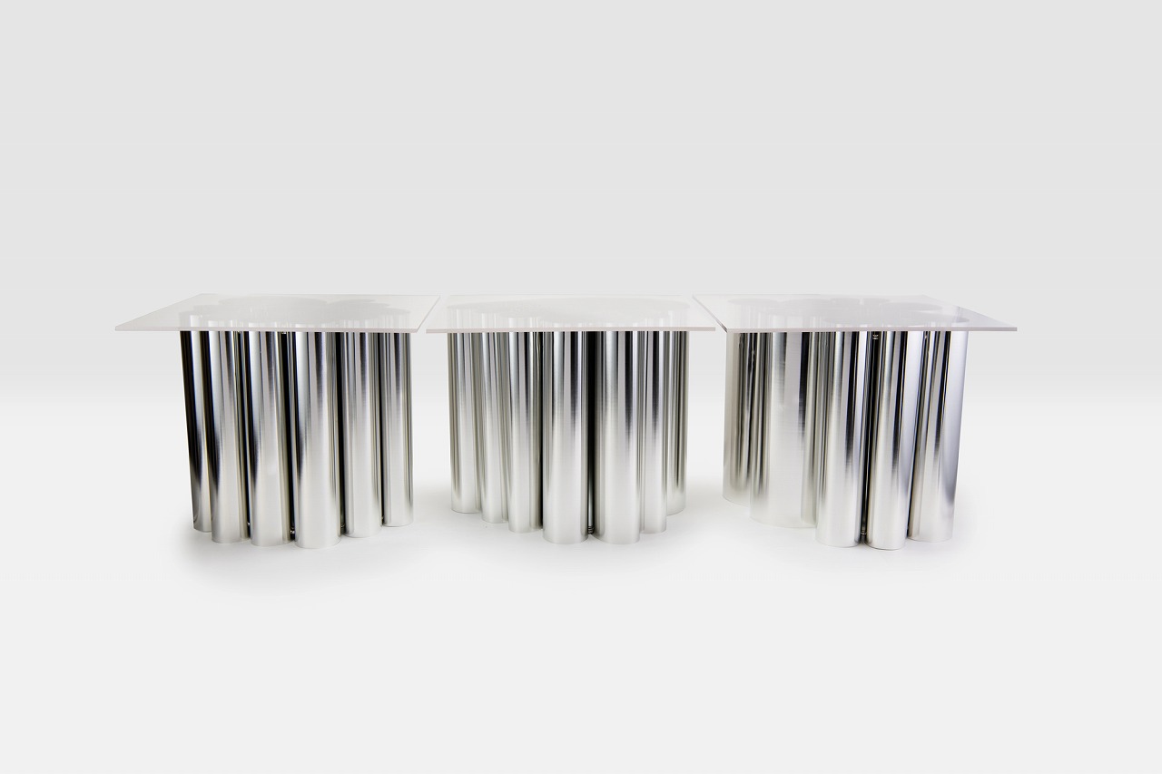 　写真04：完成したテーブルの全景。脚はロール状に巻きあげることでコンパクトになるため、
　仮設の大テーブルとして使うことが出来そうだ。ちなみに、今回はモックアップということ
　で、ブリキ板相互は、強力磁石を使って固定してある。