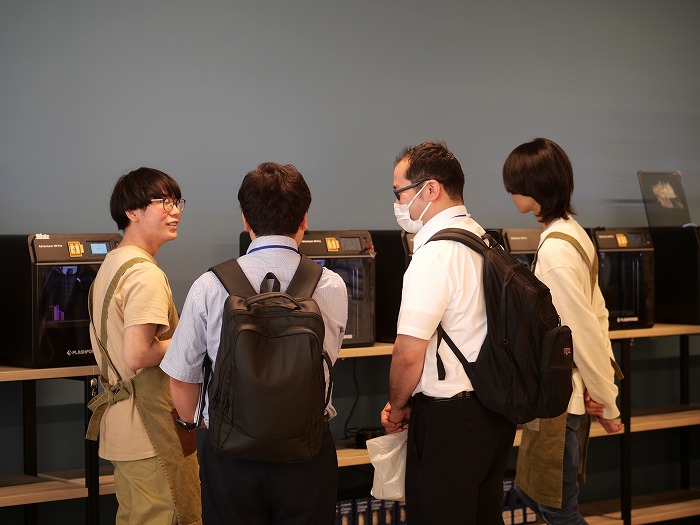 　Fab Labで働く建築デザイン学科の1年生たち