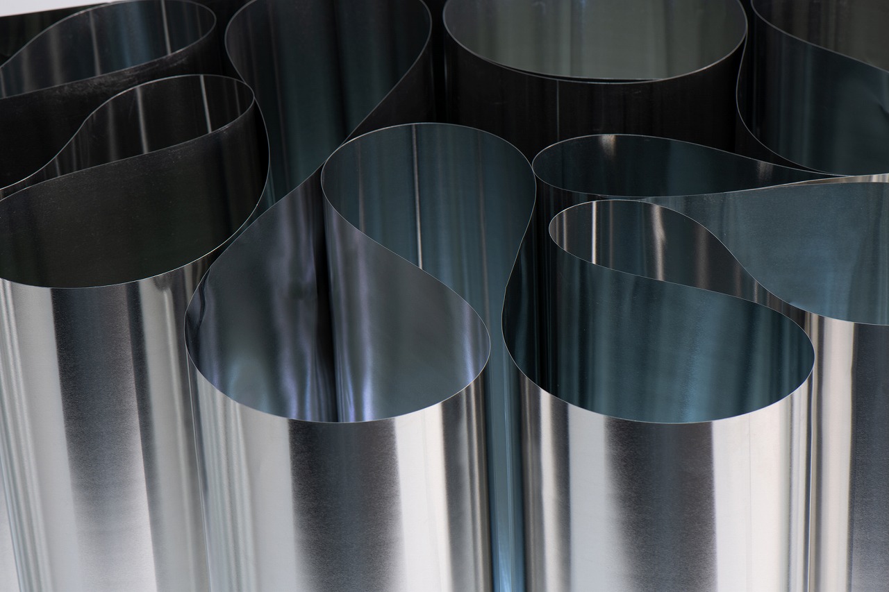 　写真02：完成したテーブルの脚を上からみたところ。ひだをつくり曲面にすることにより
　合剛性が生まれると同時に、ブリキ板に金属光沢も生まれる。