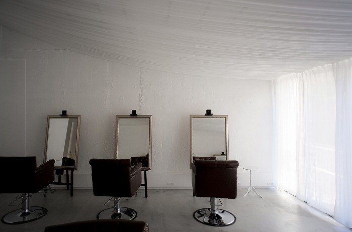 　白く半透明な軽い布による天井（テキスタイル：堤有希）Photo by Yohei Ogata