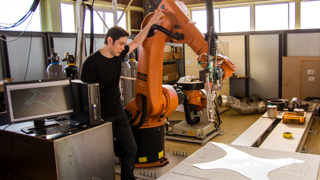 　プログラミングで産業ロボットを自在に操り、薄板のレーザー溶接を実現した多品種少量生産