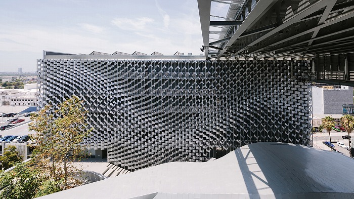 　図６．エマーソン大学ロサンゼルス校中庭ファサード（建築設計：Morphosis、中庭ファサード
　設計：杉原聡）