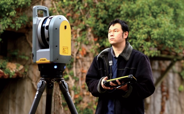 Trimble X7を用いてスキャン中の吉川氏