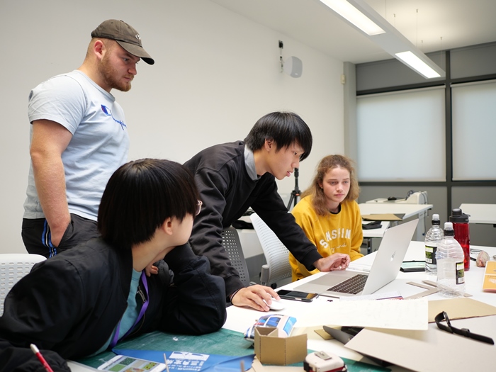 　昨年9月にイギリスのラフバラー大学で行われたワークショップの様子。異なる大学からの学生
　がチームを作り、1週間の課題に取り組んだ。