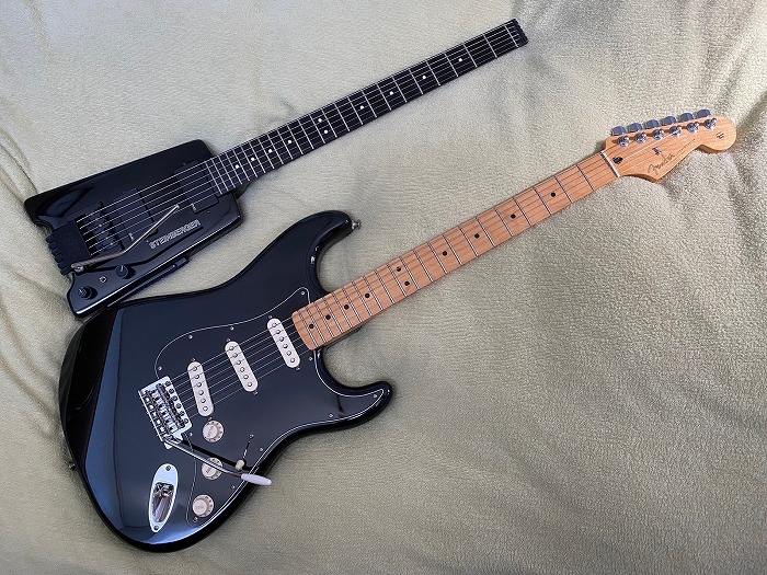 　筆者所有のスタインバーガーGL-2(上:Steinberger GL-2)とフェンダー・ストラト
　キャスター(下:Fender Stratocaster)