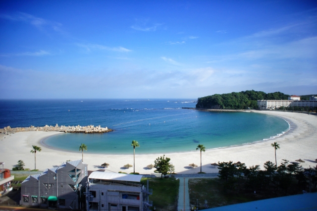 　真っ白な砂浜の白良浜