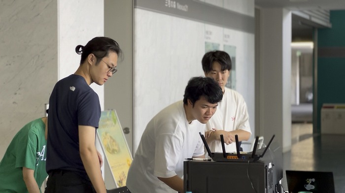 　杉田宗研究室(建築情報)と大谷研究室(センサ工学)の学生らによる協働