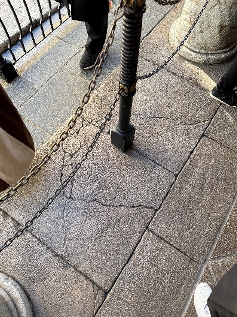 写真2 待ち列で見つけた、割れ目まで表現された擬石