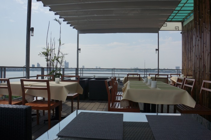 　レストランからハノイの湖を望む(写真は3点とも、提供：増田兼泰)