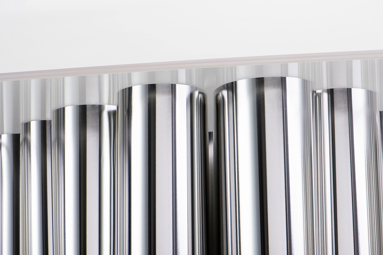 　写真03：完成したテーブルの脚と天板のアクリル板を下から見上げたところ。人間の手でひだ
　をつくると、生まれる曲面の大きさはほぼ一定になることがわかる。